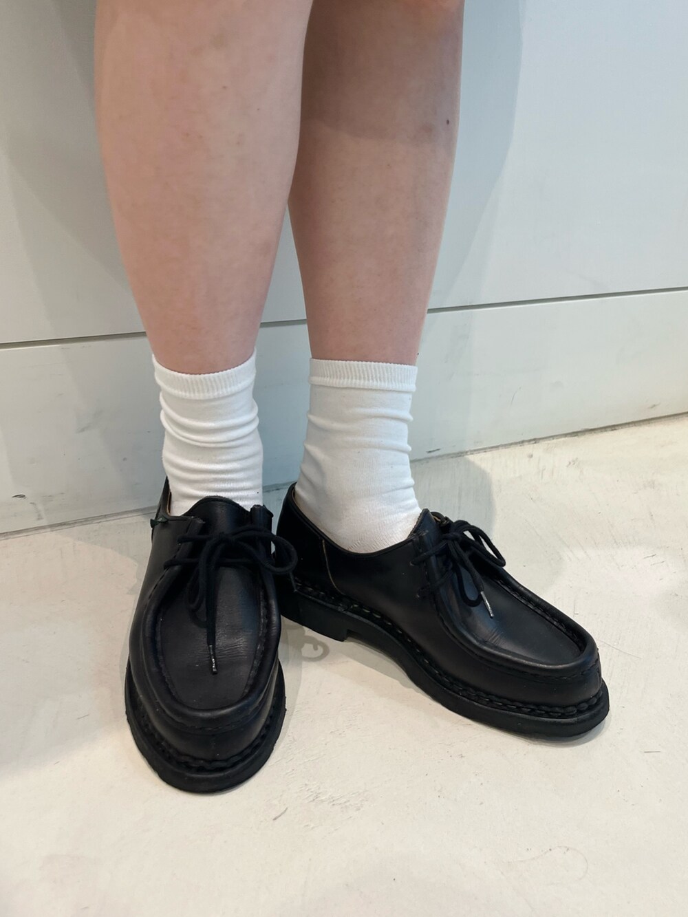 ブラック系のモカシン/デッキシューズ、ブルー系のシャツ/ブラウスを着用したレディースの夏コーディネートの8枚目の写真