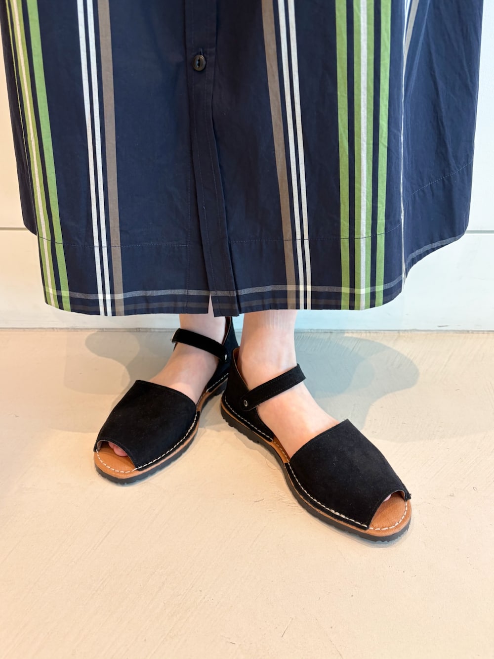 ホワイト系のカーディガン/ボレロ、ブルー系のカバーオール、ブルー系のワンピースを着用したレディースの冬コーディネートの7枚目の写真