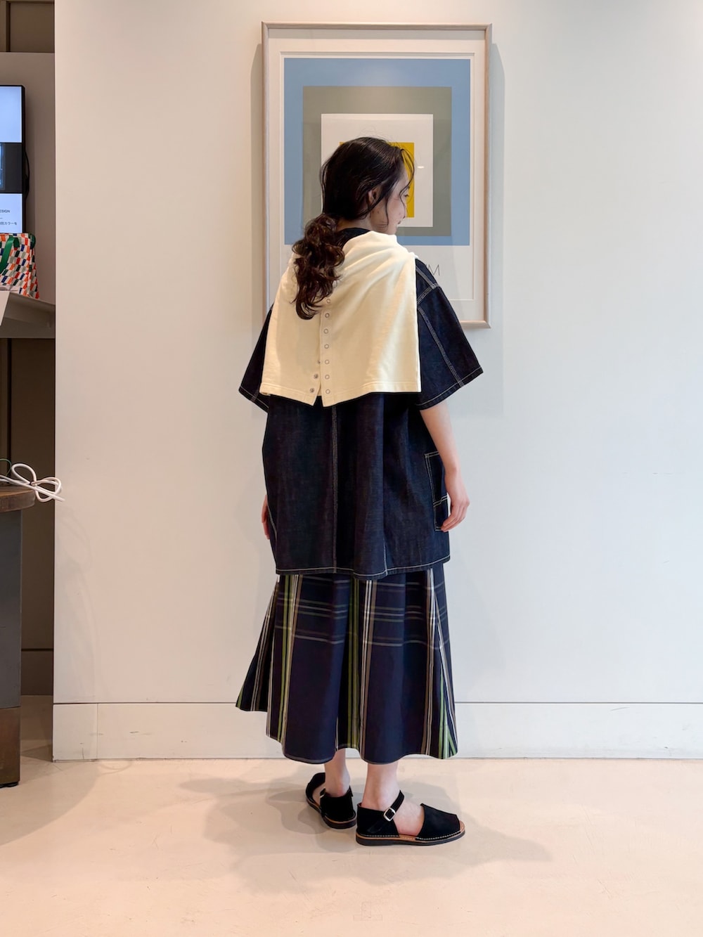 ホワイト系のカーディガン/ボレロ、ブルー系のカバーオール、ブルー系のワンピースを着用したレディースの冬コーディネートの4枚目の写真