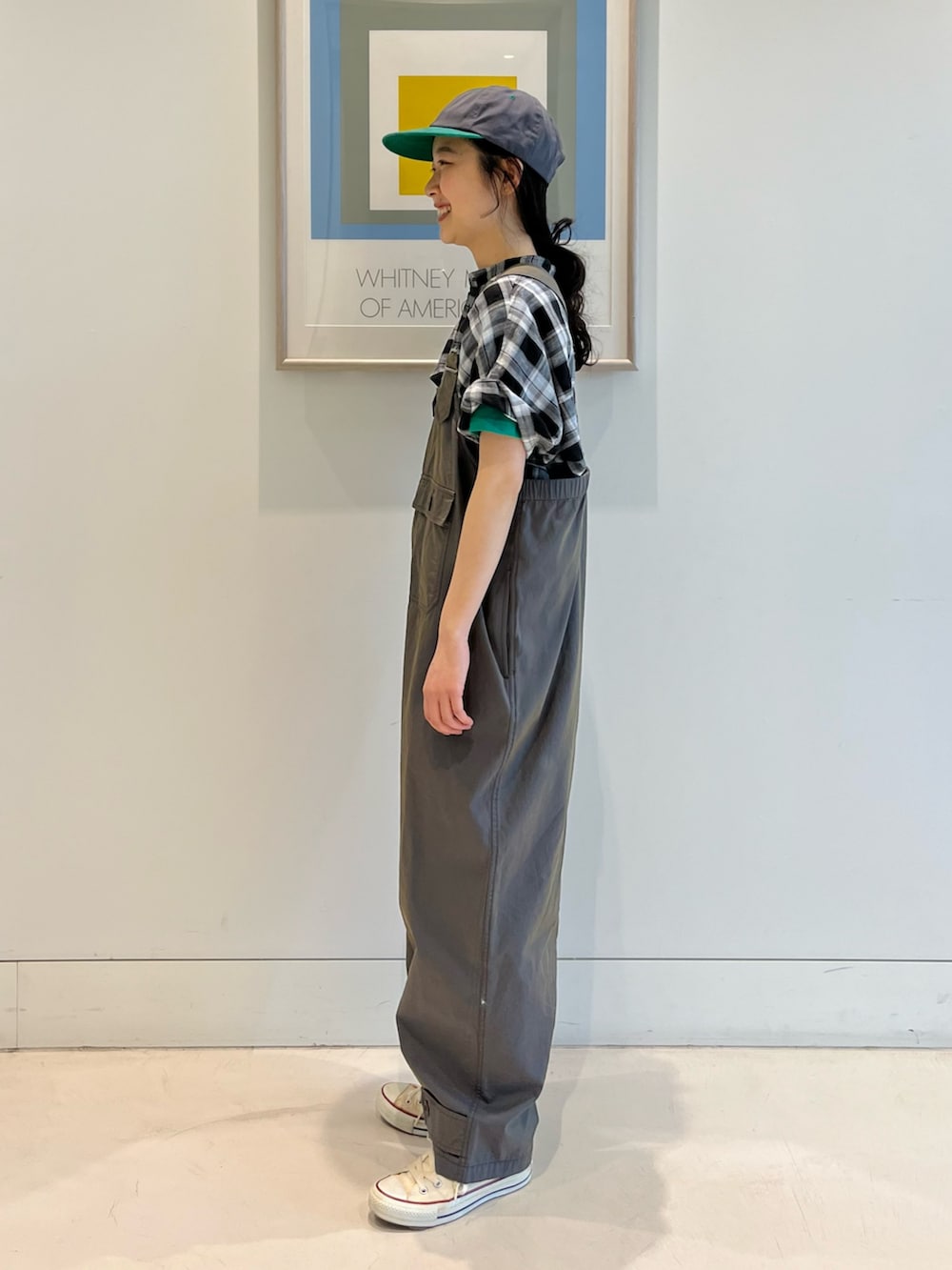 ベージュ系のサロペット/オーバーオール、グリーン系のシャツ/ブラウスを着用したレディースの夏コーディネートの2枚目の写真