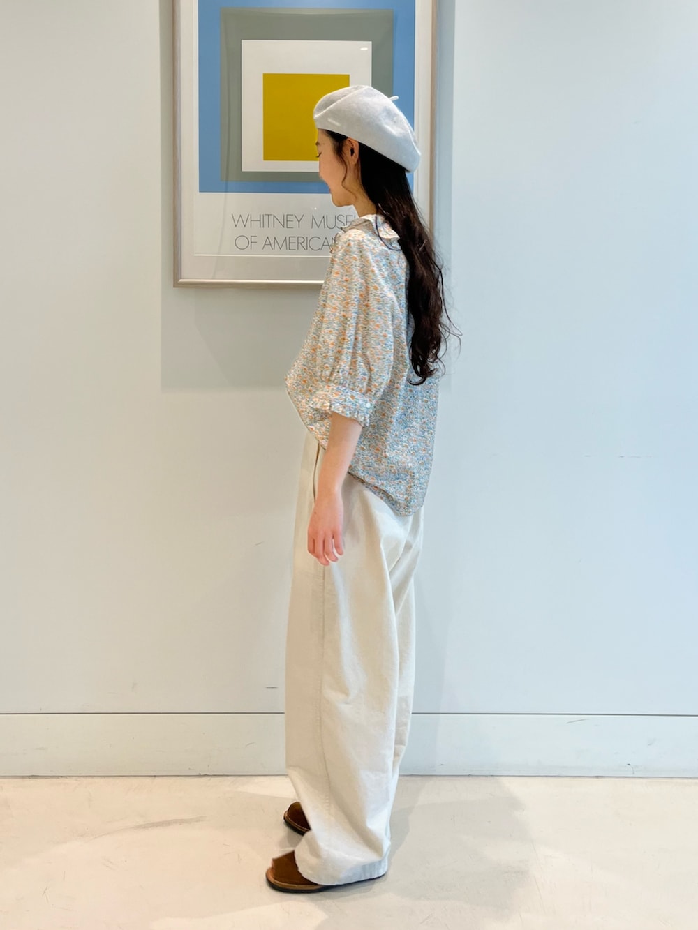 ホワイト系のシャツ/ブラウス、ベージュ系のその他パンツ、ベージュ系のベルトを着用したレディースの夏コーディネートの2枚目の写真