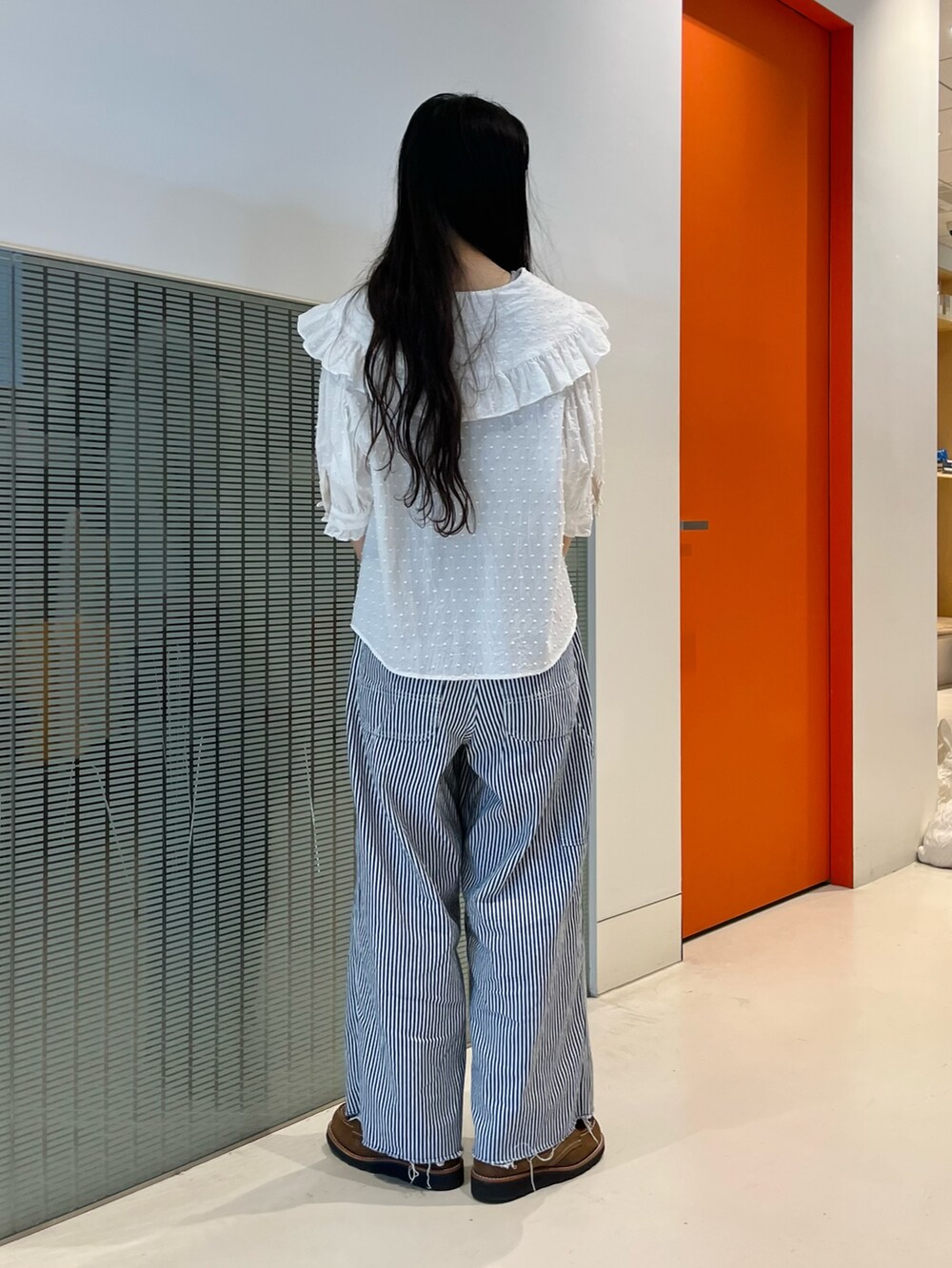 その他のその他パンツ、ホワイト系のシャツ/ブラウスを着用したレディースの春コーディネートの3枚目の写真