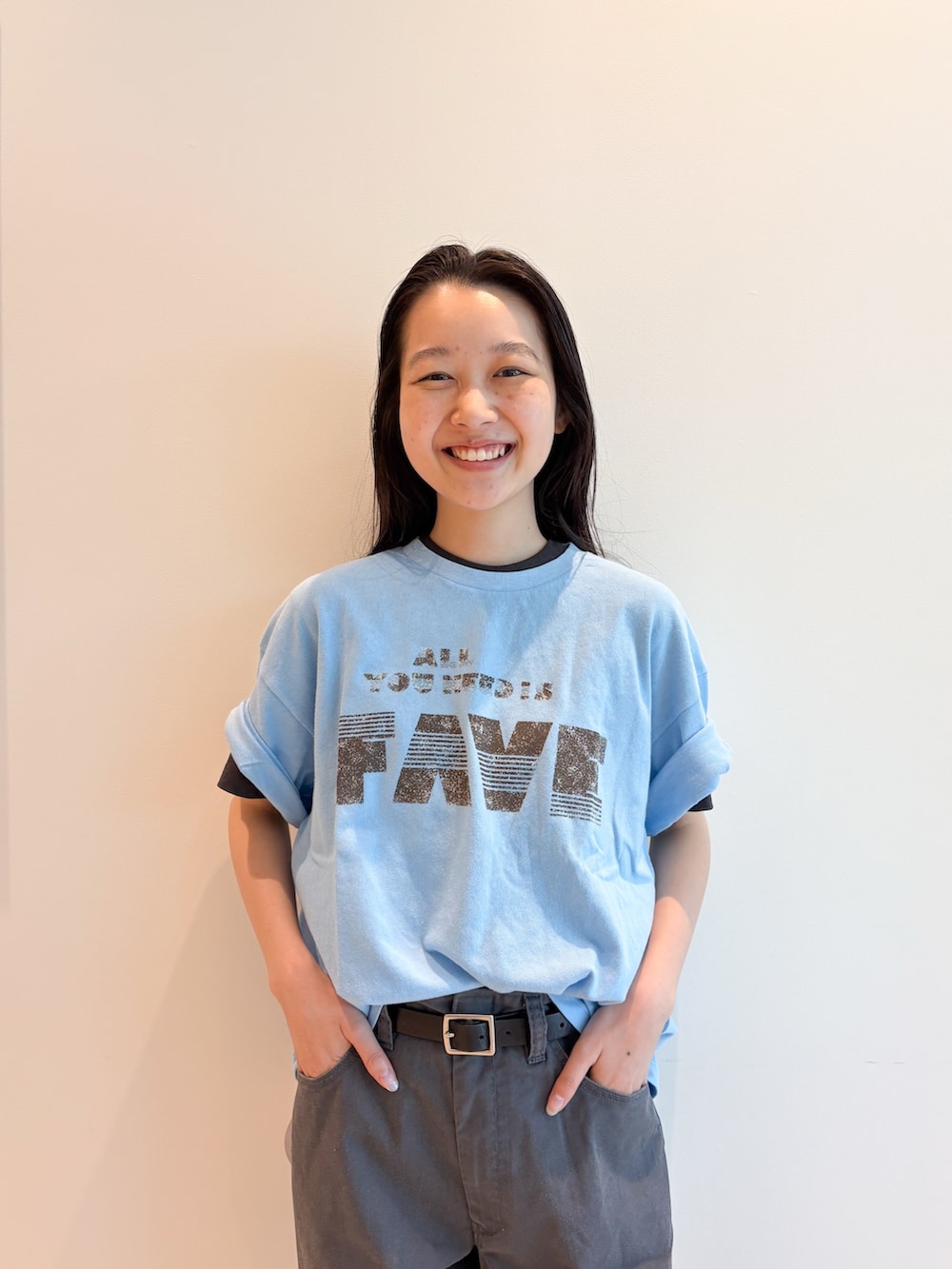 ブルー系のTシャツ/カットソー、グレー系のスラックス、ブラック系のバレエシューズを着用したレディースの夏コーディネートの3枚目の写真