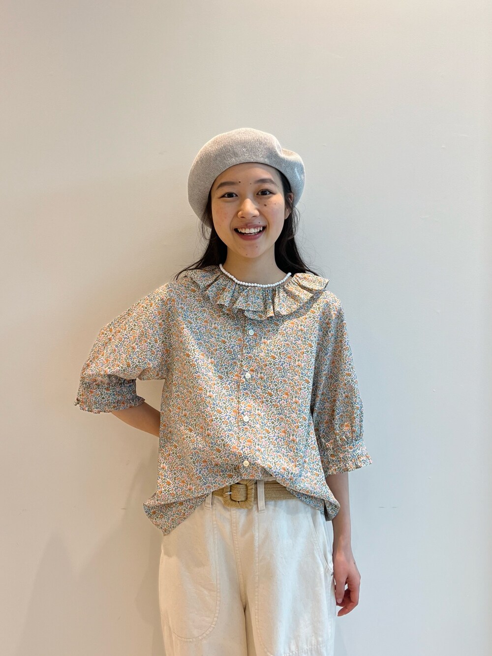ホワイト系のシャツ/ブラウス、ベージュ系のその他パンツ、ベージュ系のベルトを着用したレディースの夏コーディネートの4枚目の写真