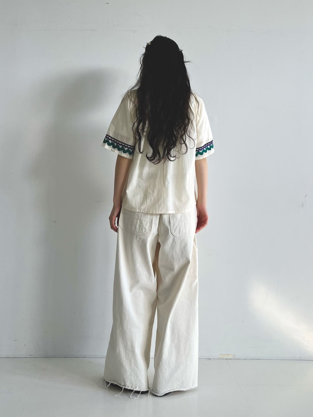 ホワイト系のシャツ/ブラウス、ホワイト系のその他パンツ、ベージュ系のローファーを着用したレディースの春コーディネートの3枚目の写真