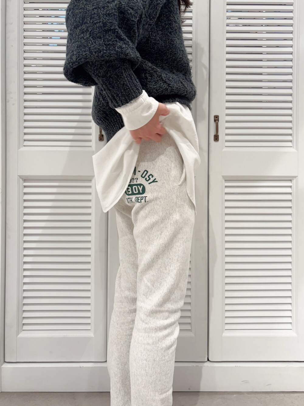 ホワイト系のスウェットパンツ、その他のメガネを着用したレディースの秋コーディネートの7枚目の写真