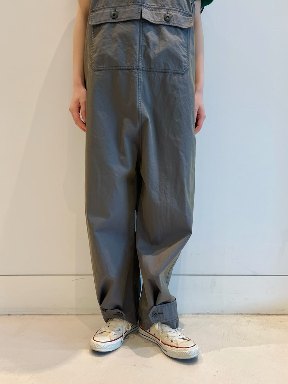 ベージュ系のサロペット/オーバーオール、グリーン系のシャツ/ブラウスを着用したレディースの夏コーディネートの7枚目の写真