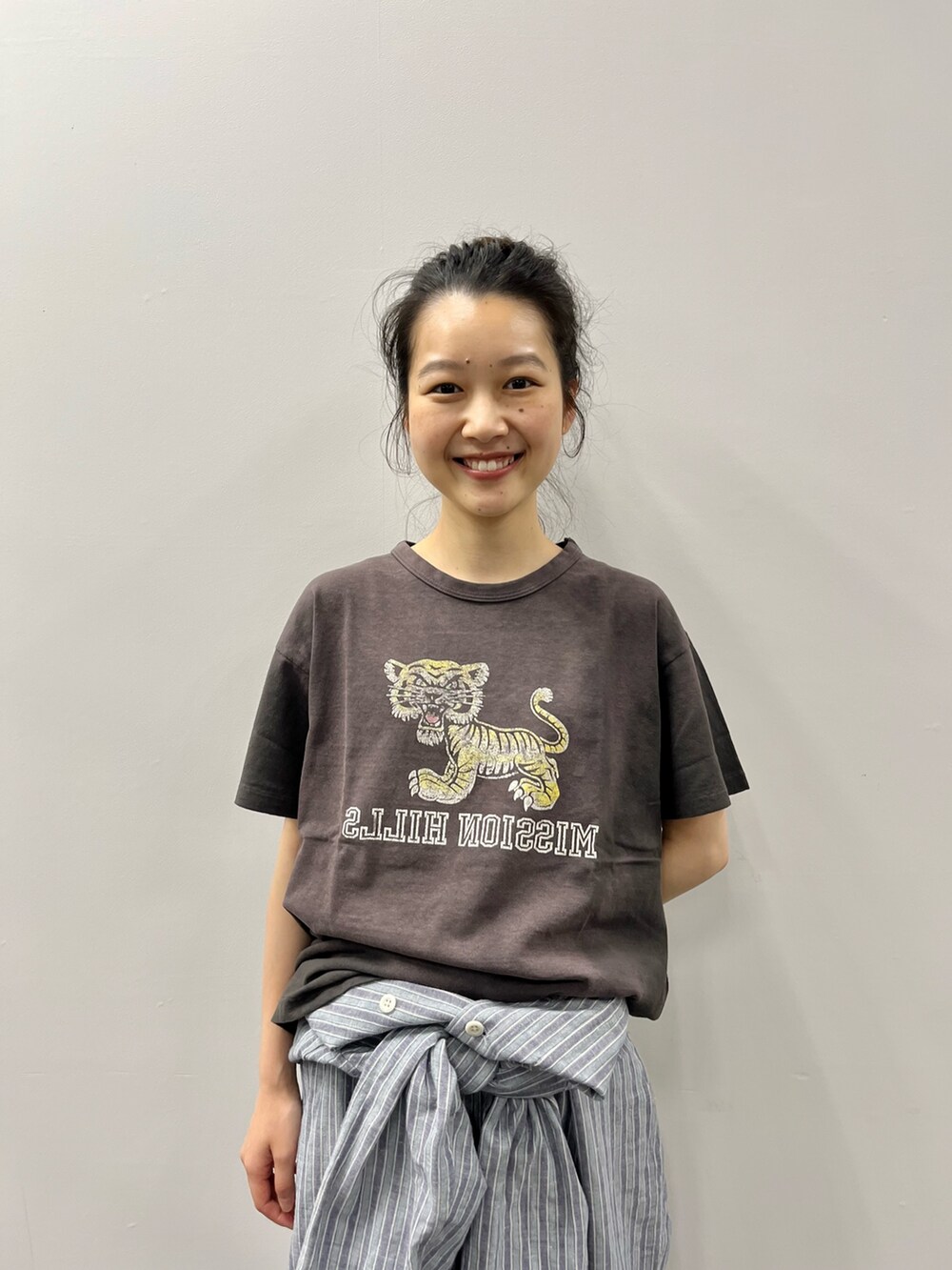 ホワイト系のサンダルを着用したレディースの夏コーディネートの3枚目の写真