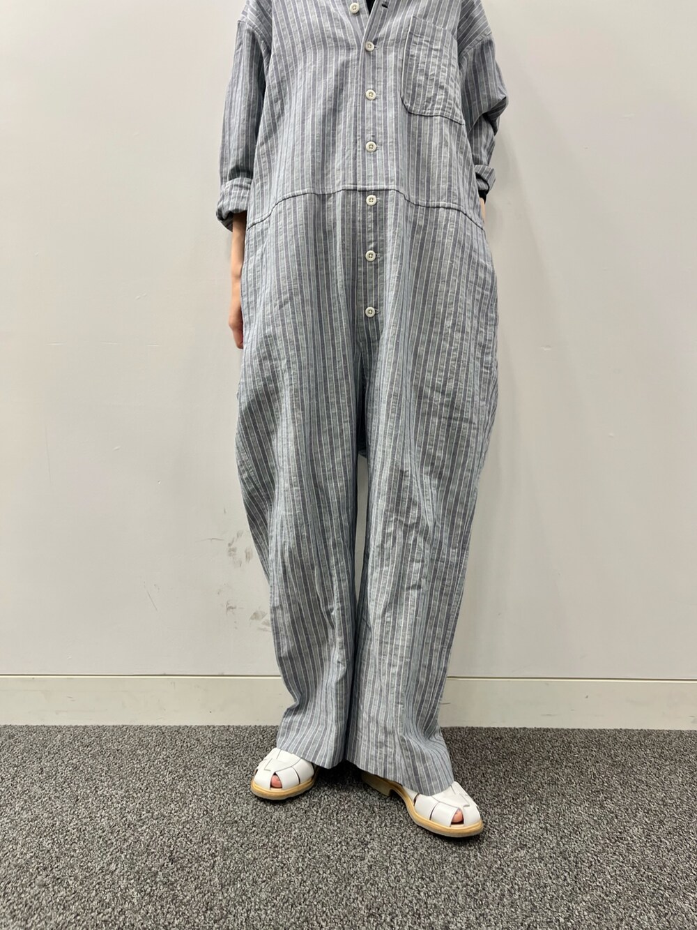 ホワイト系のサンダルを着用したレディースの夏コーディネートの9枚目の写真