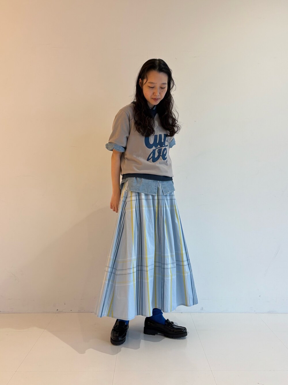 ブルー系のスカートを着用したレディースの冬コーディネートの2枚目の写真