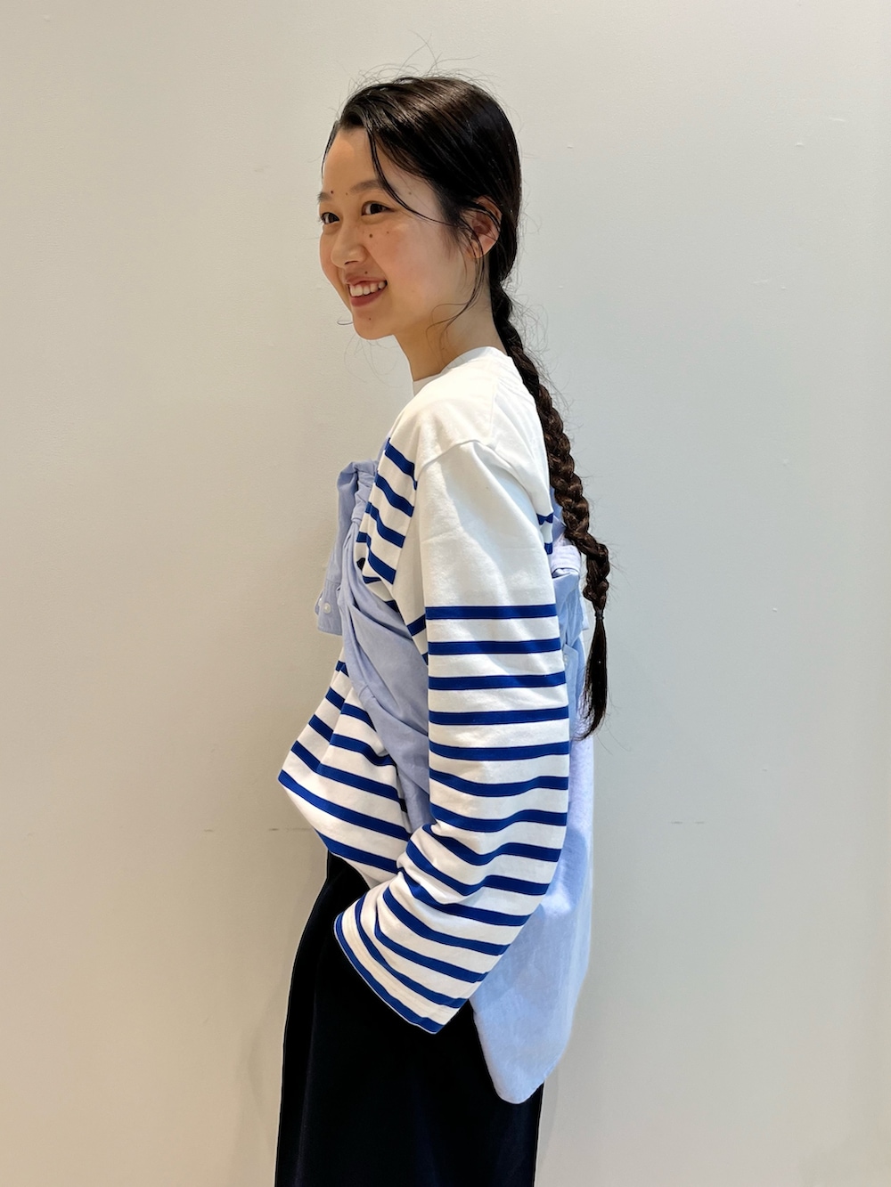ブラック系のモカシン/デッキシューズ、ブルー系のシャツ/ブラウスを着用したレディースの夏コーディネートの5枚目の写真