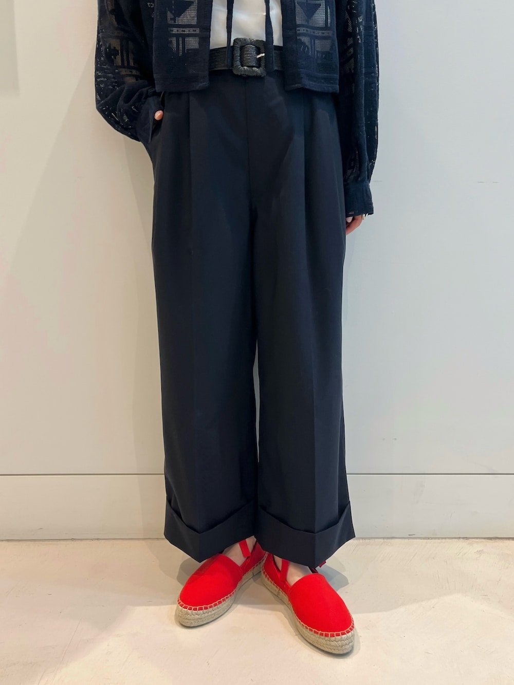 レッド系のサンダル、ホワイト系のTシャツ/カットソー、ブルー系のシャツ/ブラウスを着用したレディースの夏コーディネートの6枚目の写真