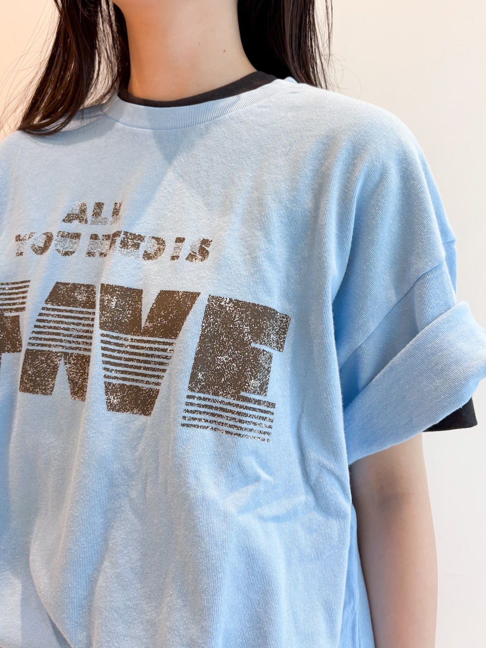 ブルー系のTシャツ/カットソー、グレー系のスラックス、ブラック系のバレエシューズを着用したレディースの夏コーディネートの4枚目の写真
