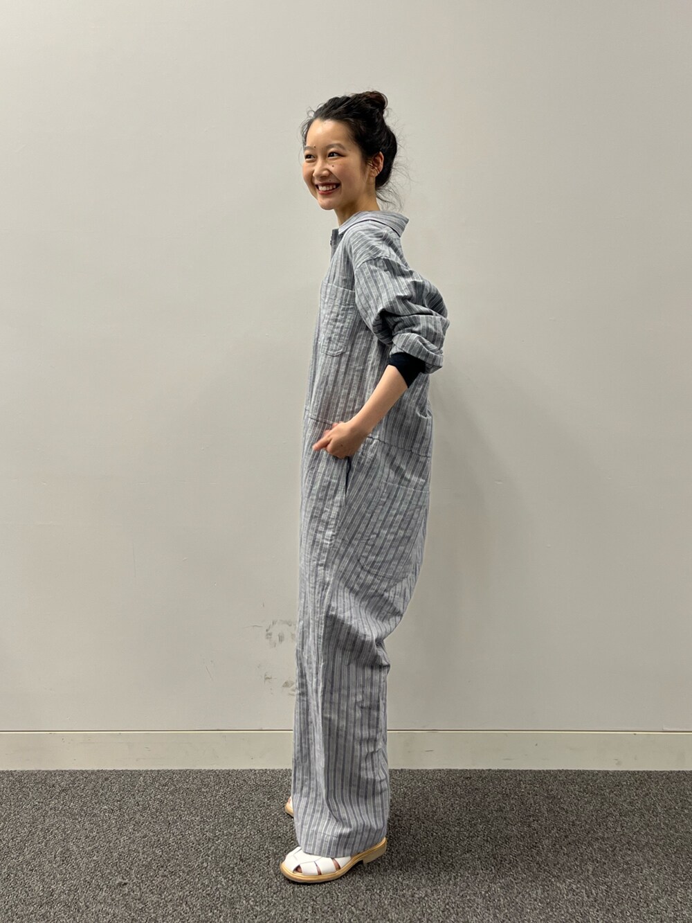 ホワイト系のサンダルを着用したレディースの夏コーディネートの7枚目の写真