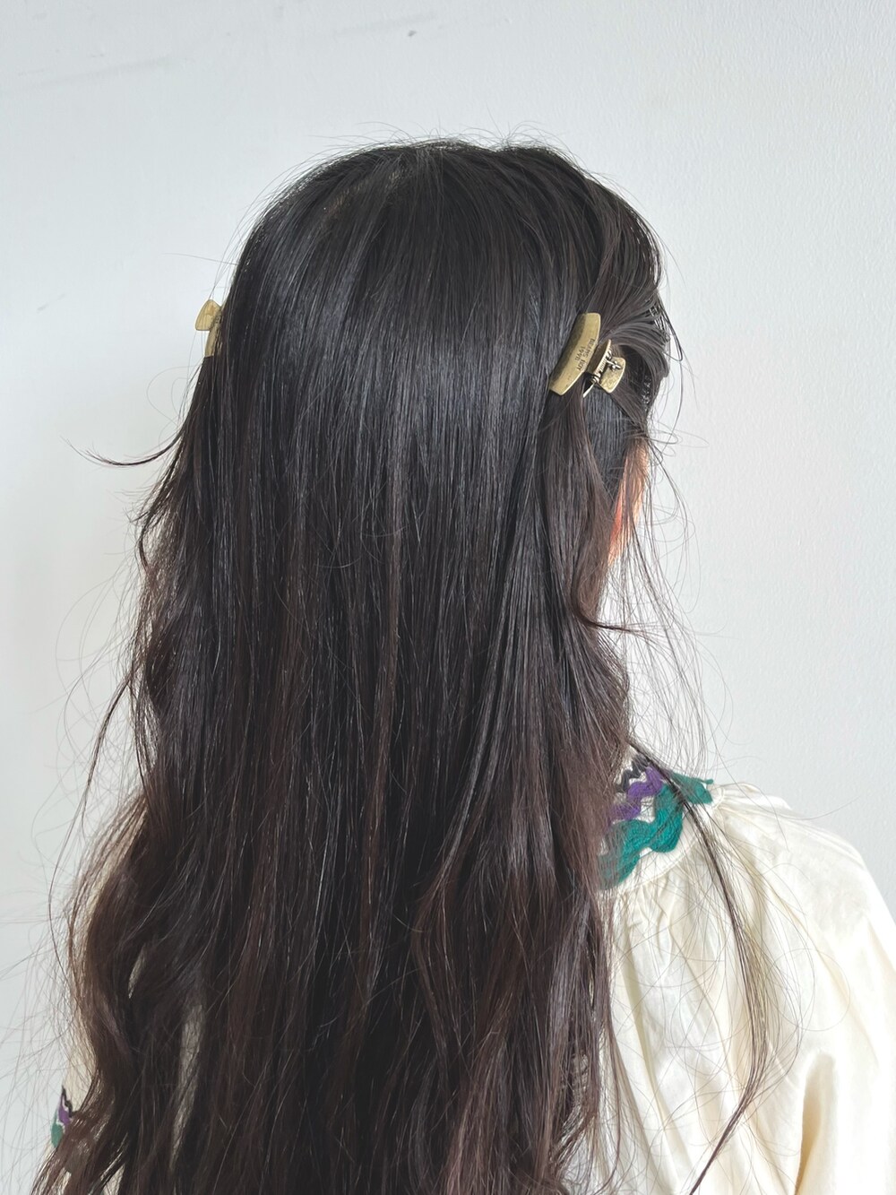 ホワイト系のシャツ/ブラウス、ホワイト系のその他パンツ、ベージュ系のローファーを着用したレディースの春コーディネートの9枚目の写真