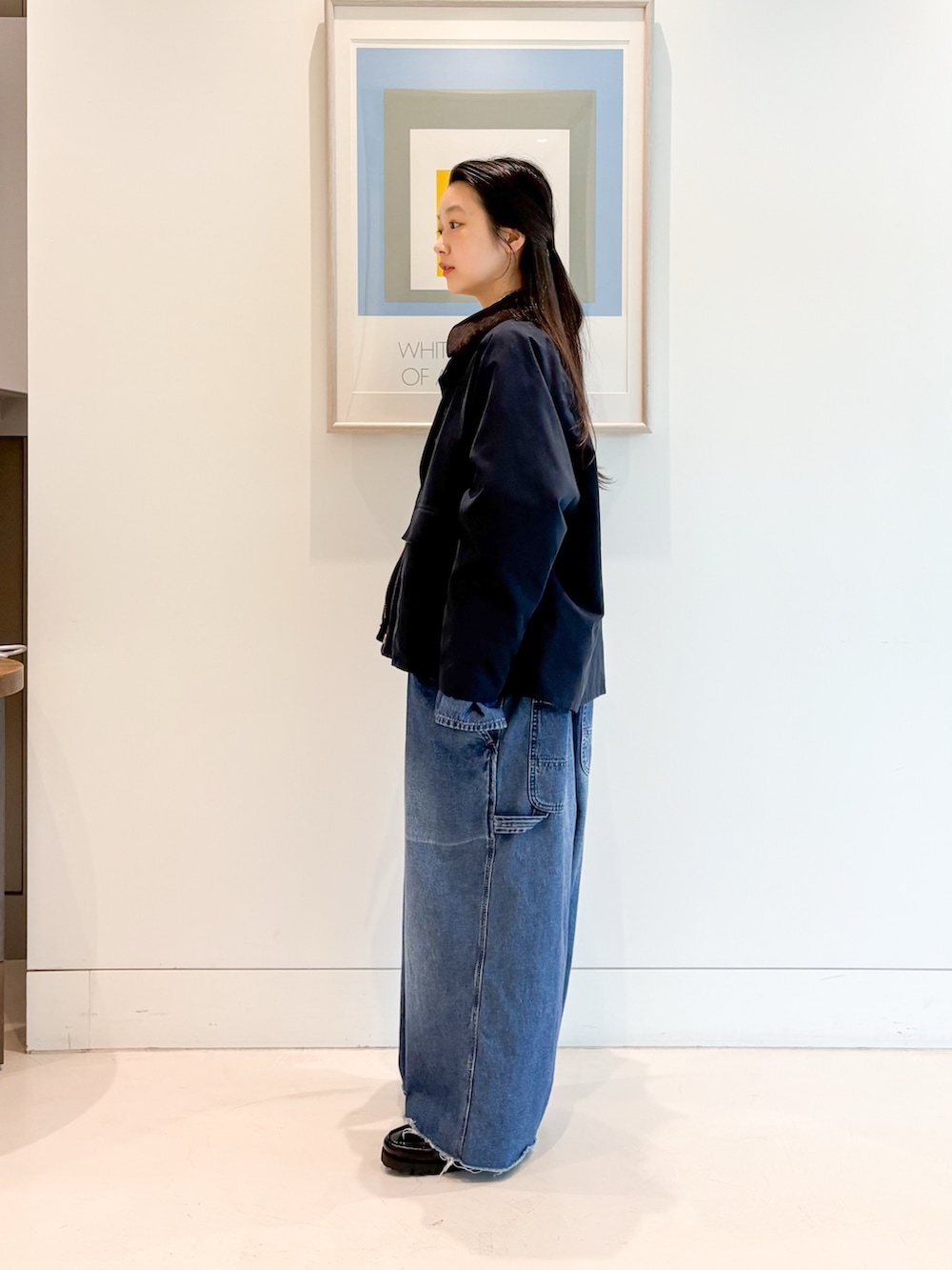ブルー系のつなぎ/オールインワン、ブルー系のシャツ/ブラウス、ブラック系のローファーを着用したレディースの夏コーディネートの4枚目の写真