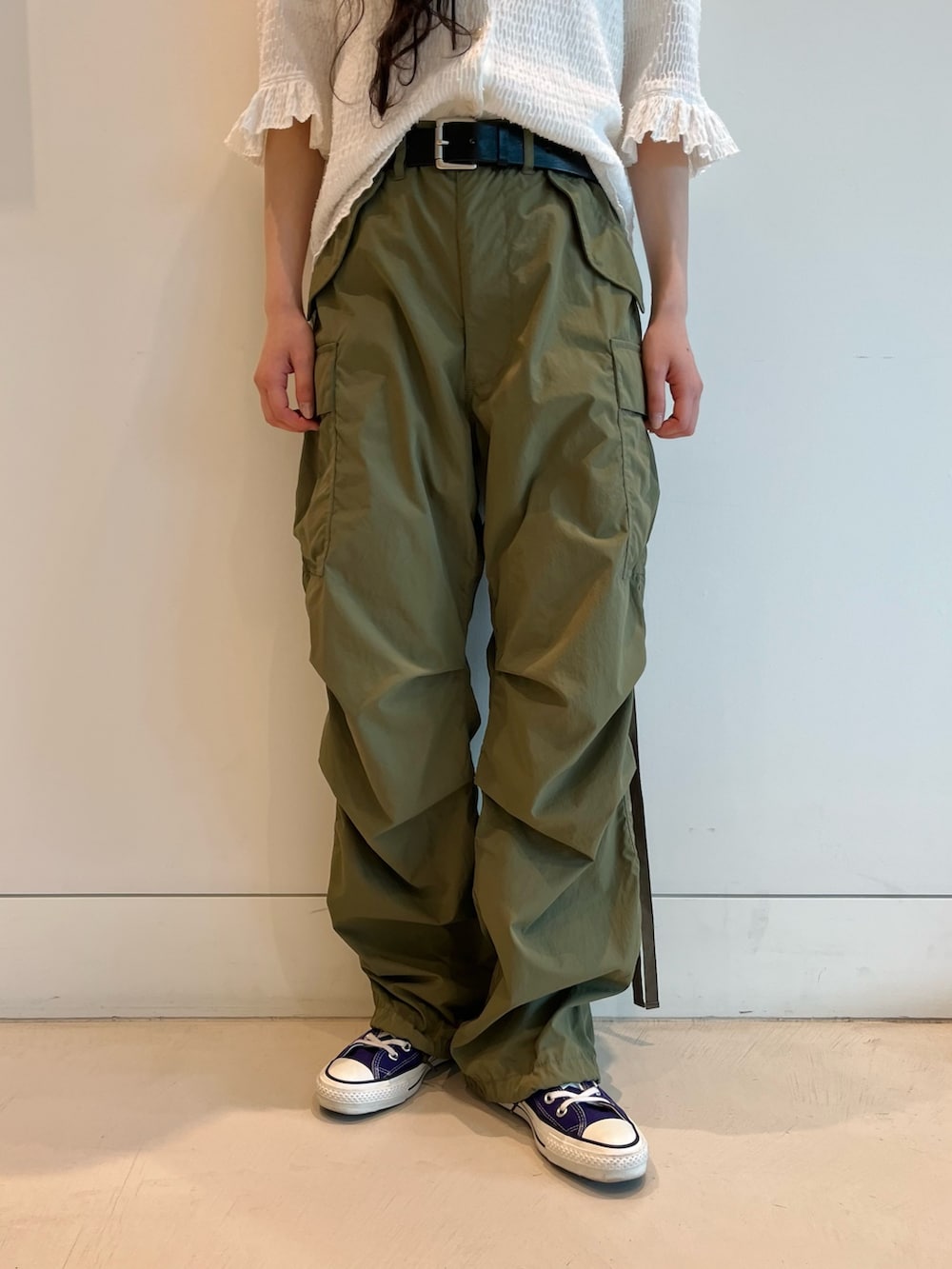 ホワイト系のTシャツ/カットソー、パープル系のスニーカー、ブルー系のハンチング/ベレー帽を着用したレディースの春コーディネートの5枚目の写真