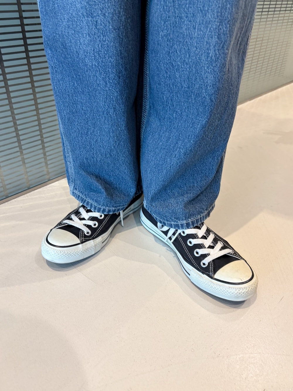 ブルー系のサロペット/オーバーオール、ブルー系のテーラードジャケットを着用したレディースの冬コーディネートの7枚目の写真