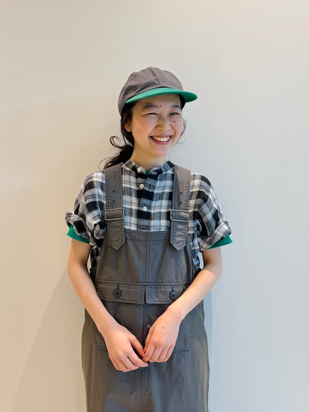 ベージュ系のサロペット/オーバーオール、グリーン系のシャツ/ブラウスを着用したレディースの夏コーディネートの4枚目の写真