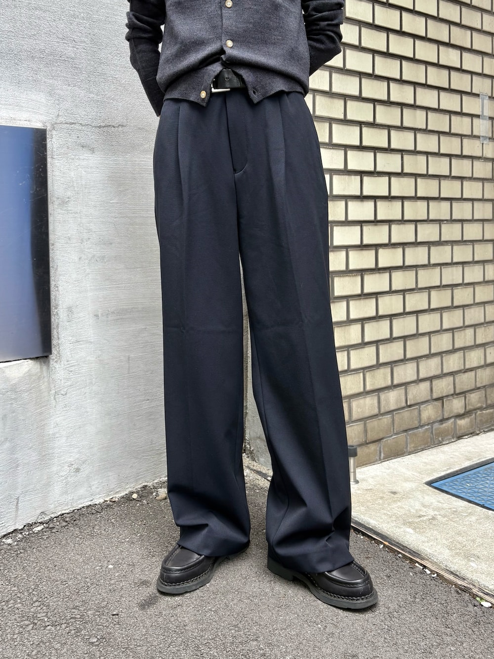 グレー系のカーディガン/ボレロ、ブルー系のスラックス、ブラック系のドレスシューズを着用したレディースの秋コーディネートの5枚目の写真