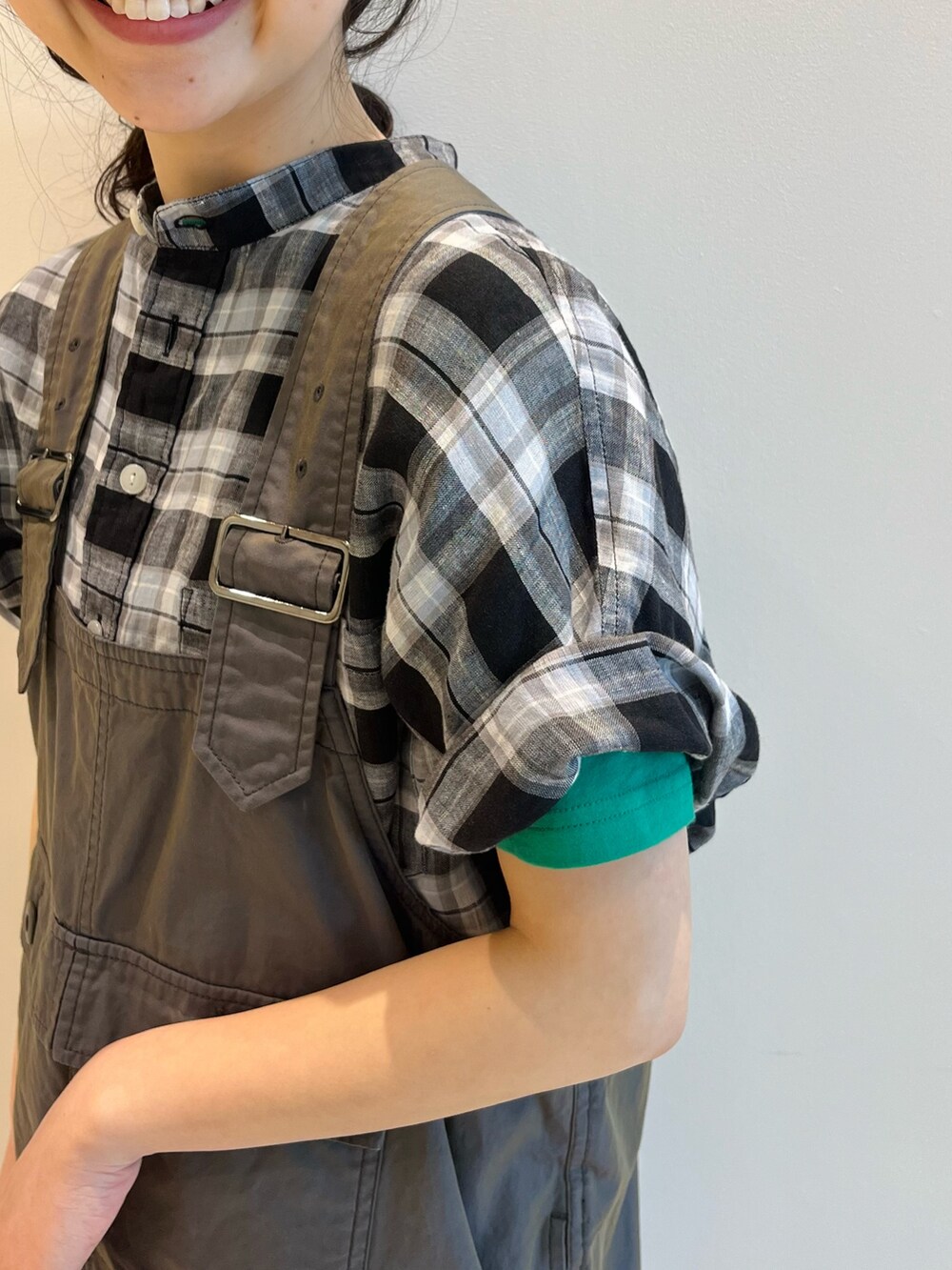 ベージュ系のサロペット/オーバーオール、グリーン系のシャツ/ブラウスを着用したレディースの夏コーディネートの5枚目の写真