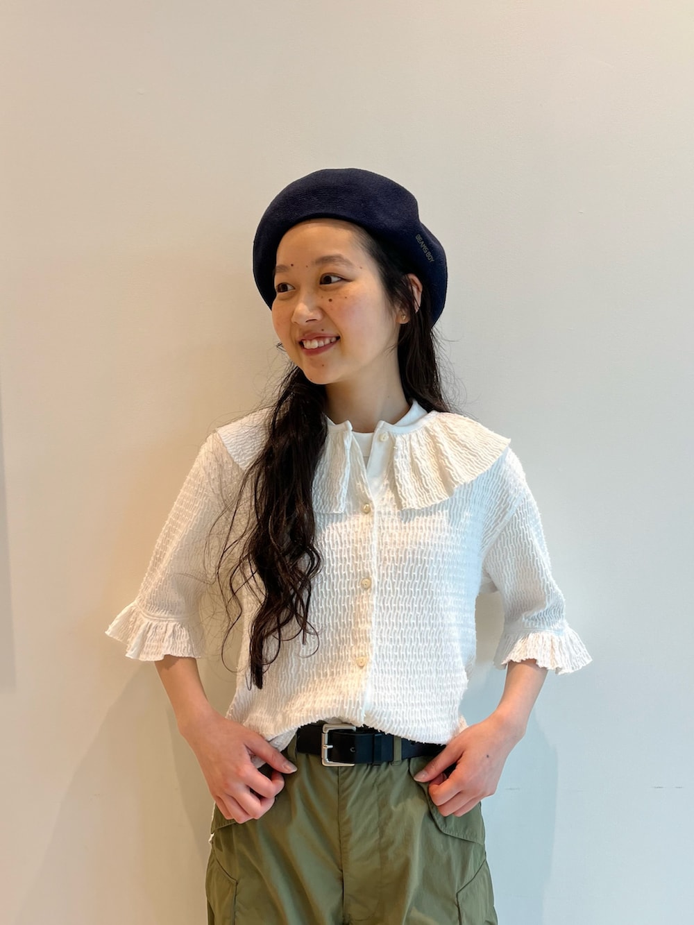 ホワイト系のTシャツ/カットソー、パープル系のスニーカー、ブルー系のハンチング/ベレー帽を着用したレディースの春コーディネートの4枚目の写真