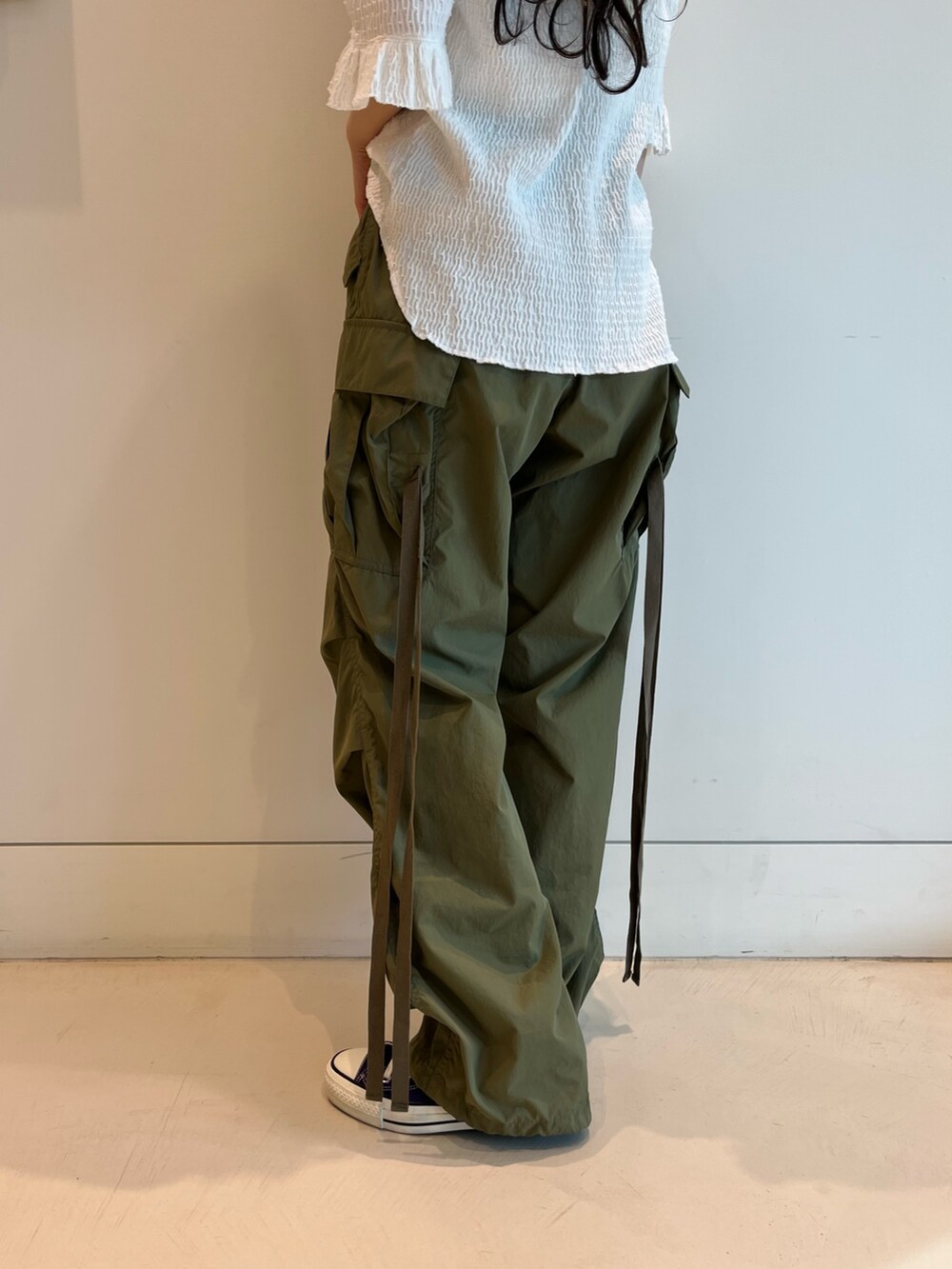 ホワイト系のTシャツ/カットソー、パープル系のスニーカー、ブルー系のハンチング/ベレー帽を着用したレディースの春コーディネートの6枚目の写真