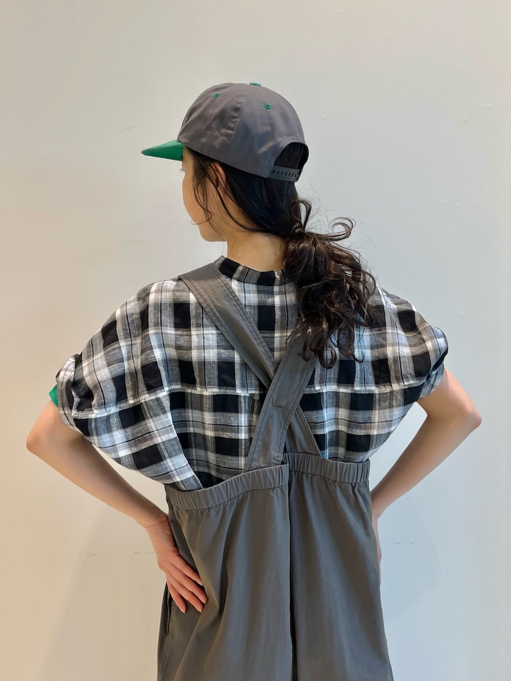 ベージュ系のサロペット/オーバーオール、グリーン系のシャツ/ブラウスを着用したレディースの夏コーディネートの6枚目の写真