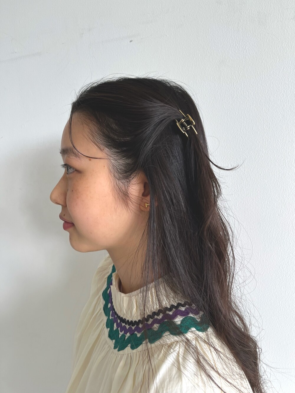 ホワイト系のシャツ/ブラウス、ホワイト系のその他パンツ、ベージュ系のローファーを着用したレディースの春コーディネートの8枚目の写真