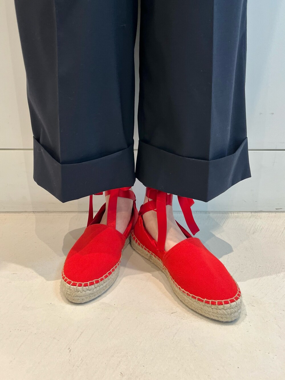 レッド系のサンダル、ホワイト系のTシャツ/カットソー、ブルー系のシャツ/ブラウスを着用したレディースの夏コーディネートの8枚目の写真