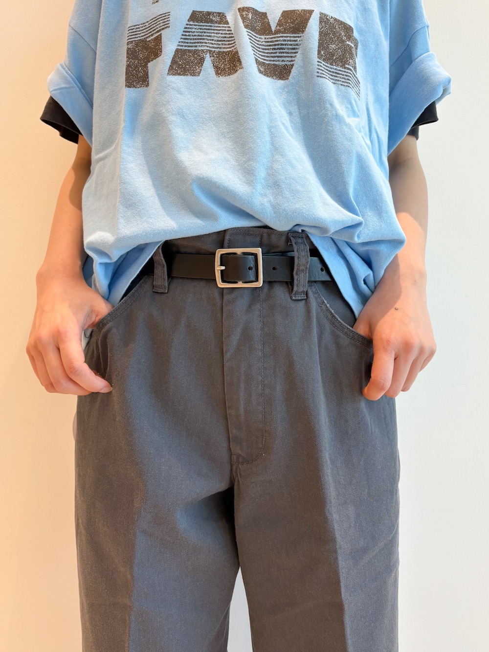 ブルー系のTシャツ/カットソー、グレー系のスラックス、ブラック系のバレエシューズを着用したレディースの夏コーディネートの6枚目の写真