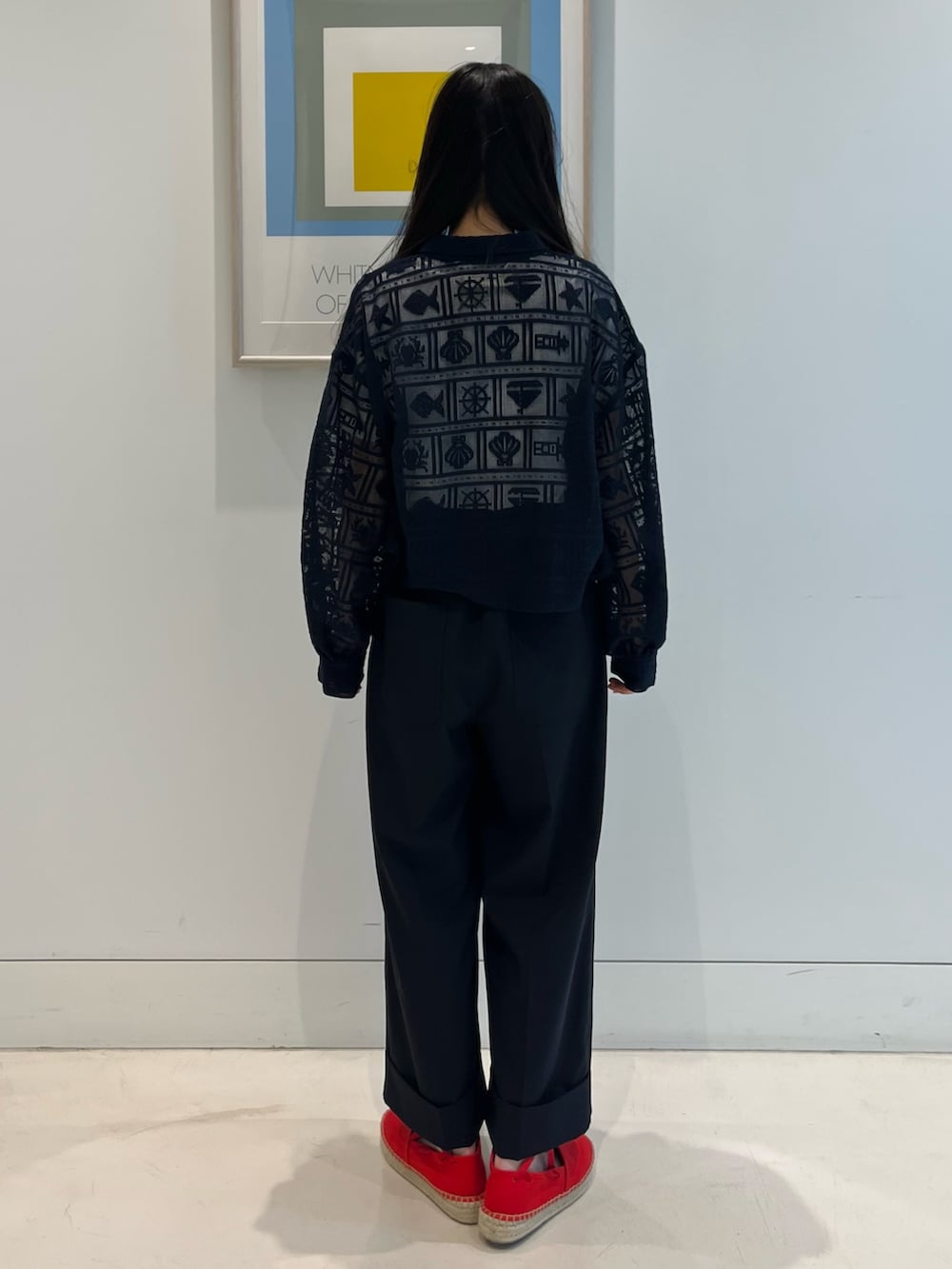 レッド系のサンダル、ホワイト系のTシャツ/カットソー、ブルー系のシャツ/ブラウスを着用したレディースの夏コーディネートの3枚目の写真