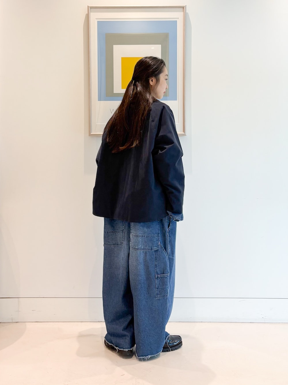 ブルー系のつなぎ/オールインワン、ブルー系のシャツ/ブラウス、ブラック系のローファーを着用したレディースの夏コーディネートの5枚目の写真