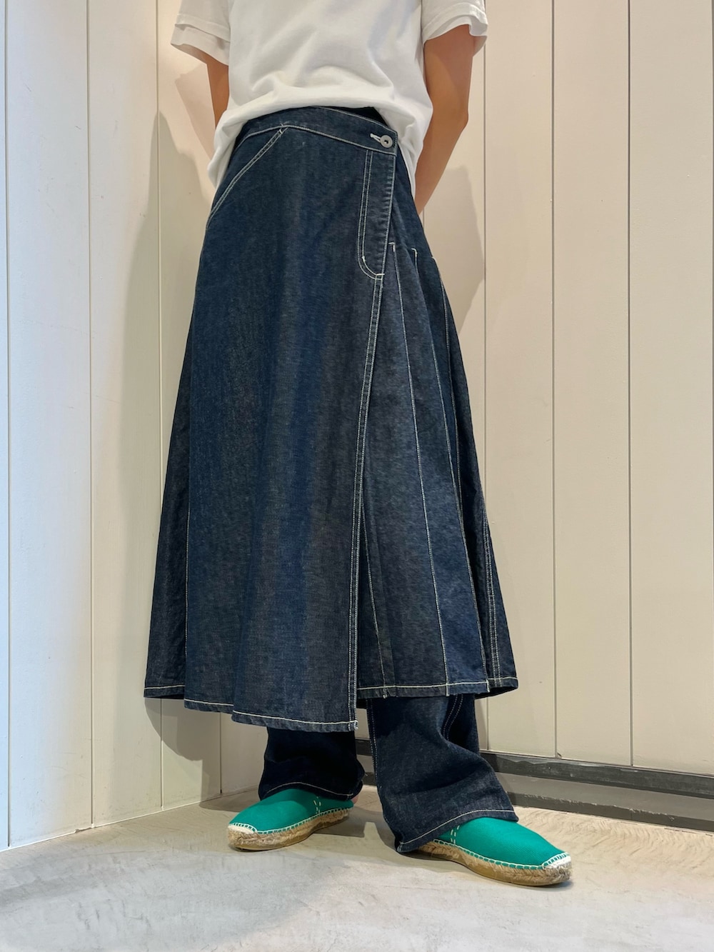 ホワイト系のTシャツ/カットソー、ベージュ系のTシャツ/カットソー、ブルー系のデニムスカートを着用したレディースの夏コーディネートの6枚目の写真