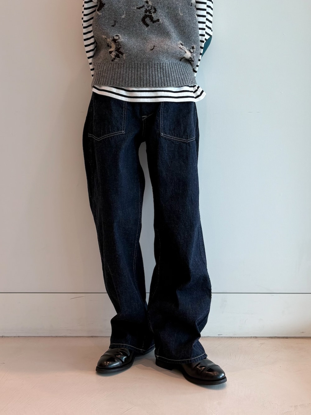 グレー系のベスト、ブルー系のデニムパンツ、ホワイト系のTシャツ/カットソーを着用したレディースの夏コーディネートの7枚目の写真
