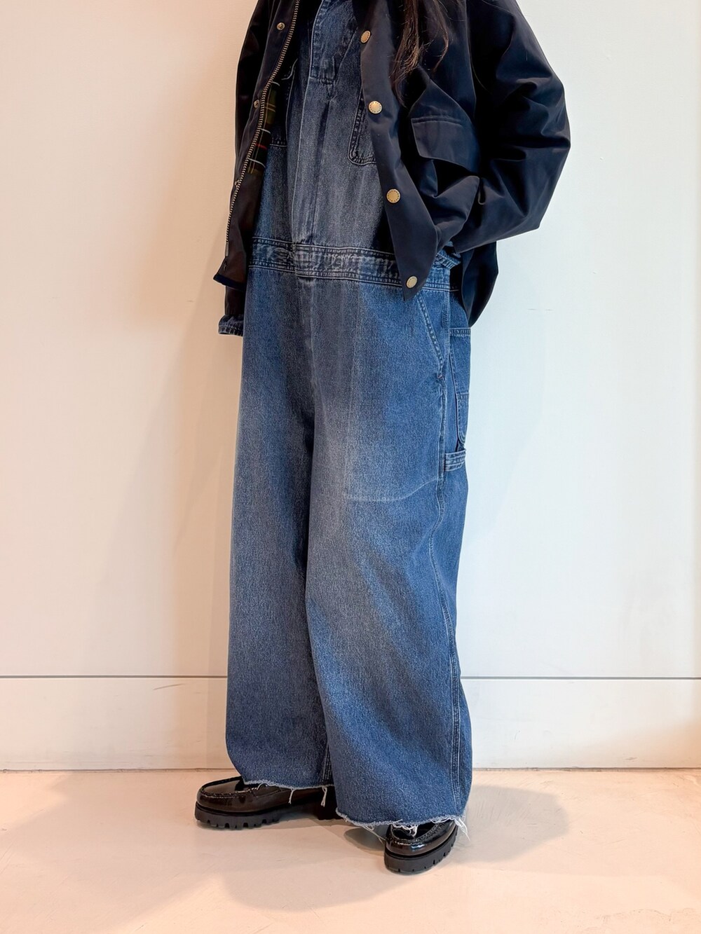 ブルー系のつなぎ/オールインワン、ブルー系のシャツ/ブラウス、ブラック系のローファーを着用したレディースの夏コーディネートの7枚目の写真