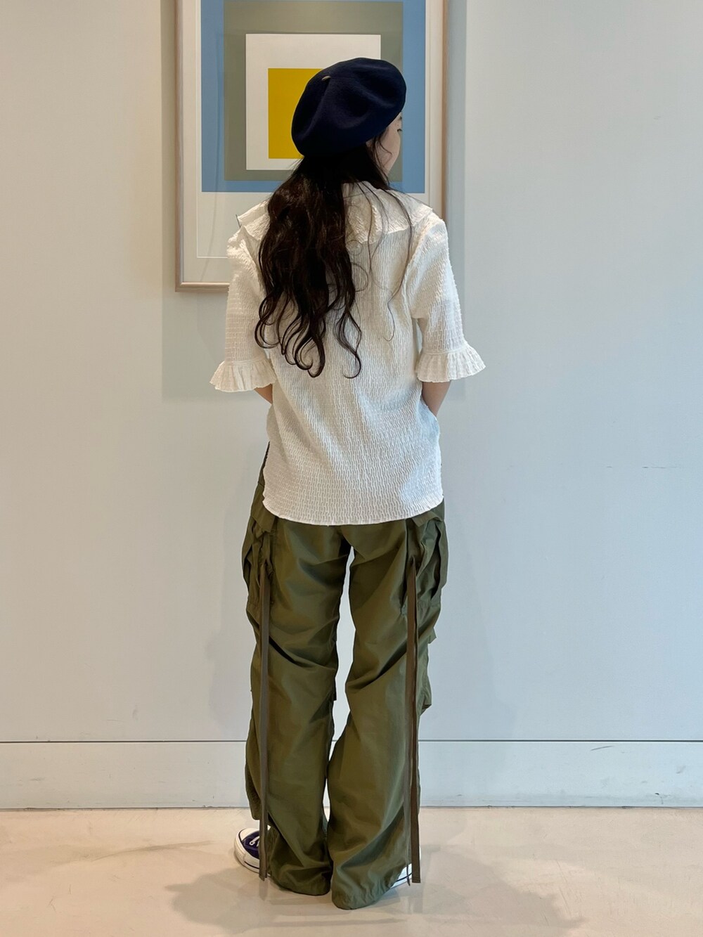 ホワイト系のTシャツ/カットソー、パープル系のスニーカー、ブルー系のハンチング/ベレー帽を着用したレディースの春コーディネートの3枚目の写真
