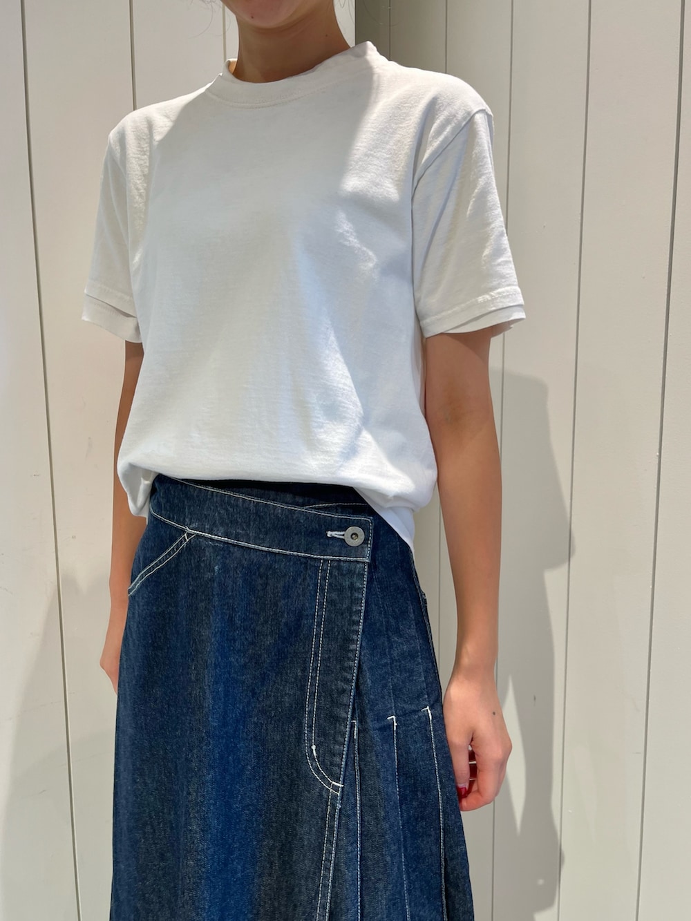 ホワイト系のTシャツ/カットソー、ベージュ系のTシャツ/カットソー、ブルー系のデニムスカートを着用したレディースの夏コーディネートの5枚目の写真