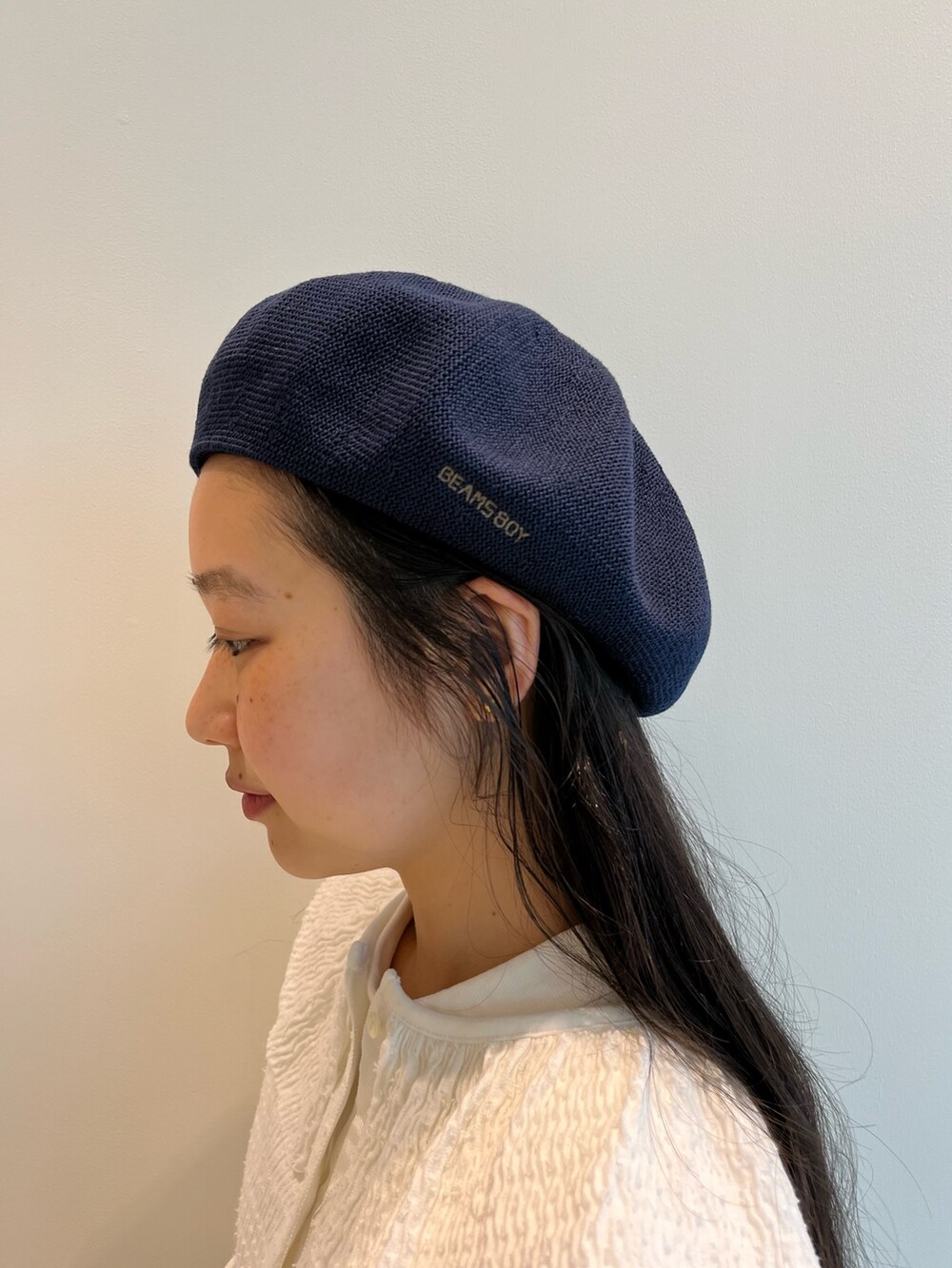 ホワイト系のTシャツ/カットソー、パープル系のスニーカー、ブルー系のハンチング/ベレー帽を着用したレディースの春コーディネートの8枚目の写真