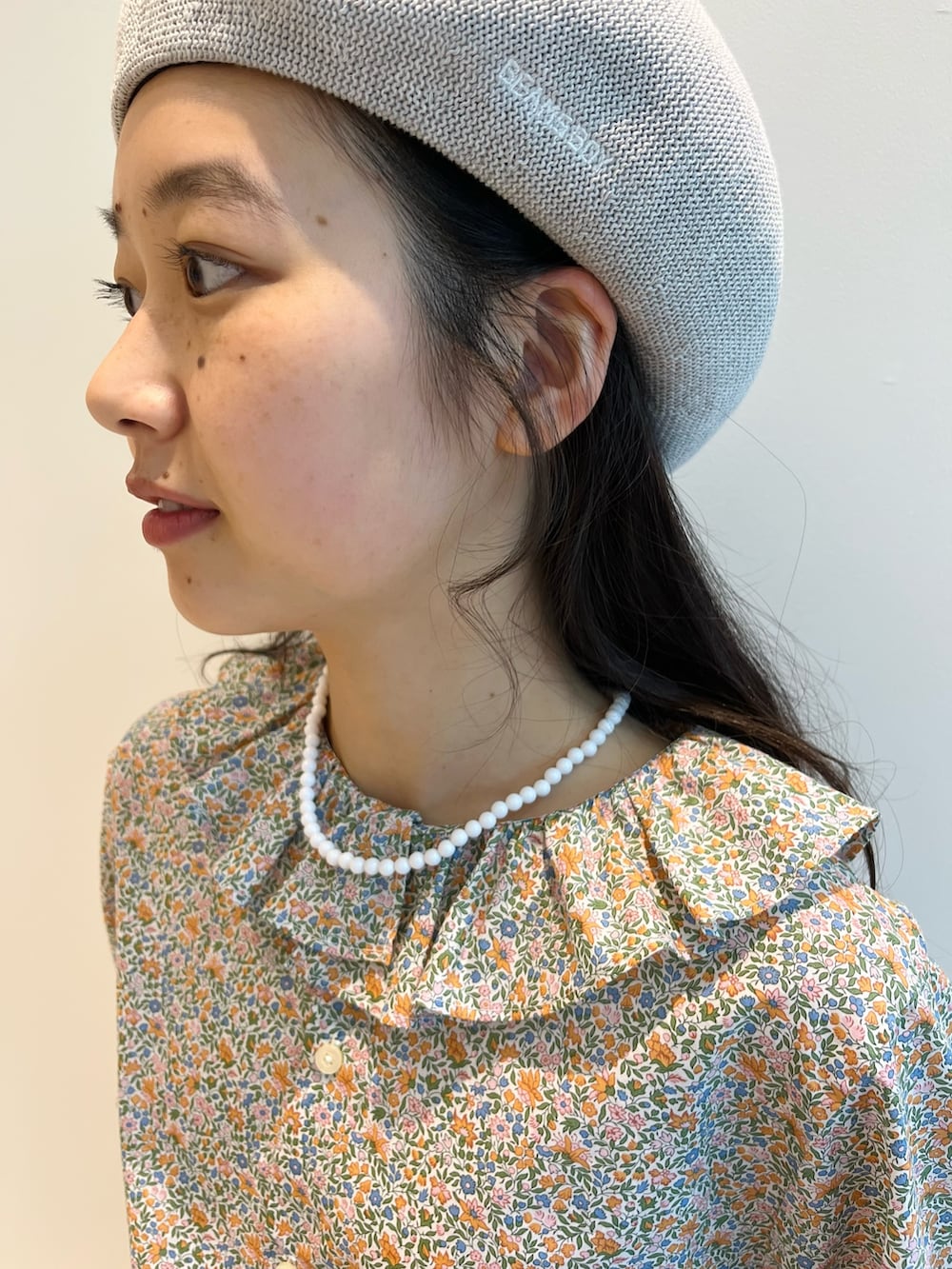 ホワイト系のシャツ/ブラウス、ベージュ系のその他パンツ、ベージュ系のベルトを着用したレディースの夏コーディネートの5枚目の写真