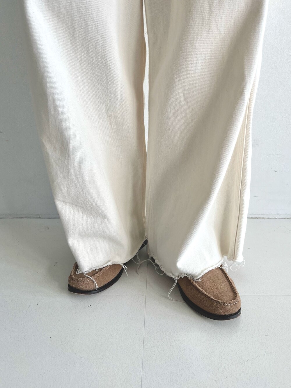 ホワイト系のシャツ/ブラウス、ホワイト系のその他パンツ、ベージュ系のローファーを着用したレディースの春コーディネートの7枚目の写真