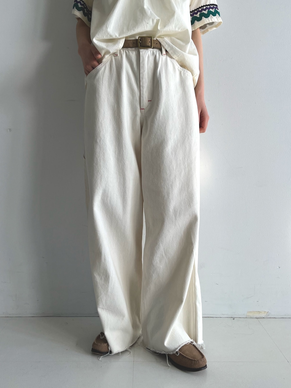 ホワイト系のシャツ/ブラウス、ホワイト系のその他パンツ、ベージュ系のローファーを着用したレディースの春コーディネートの5枚目の写真