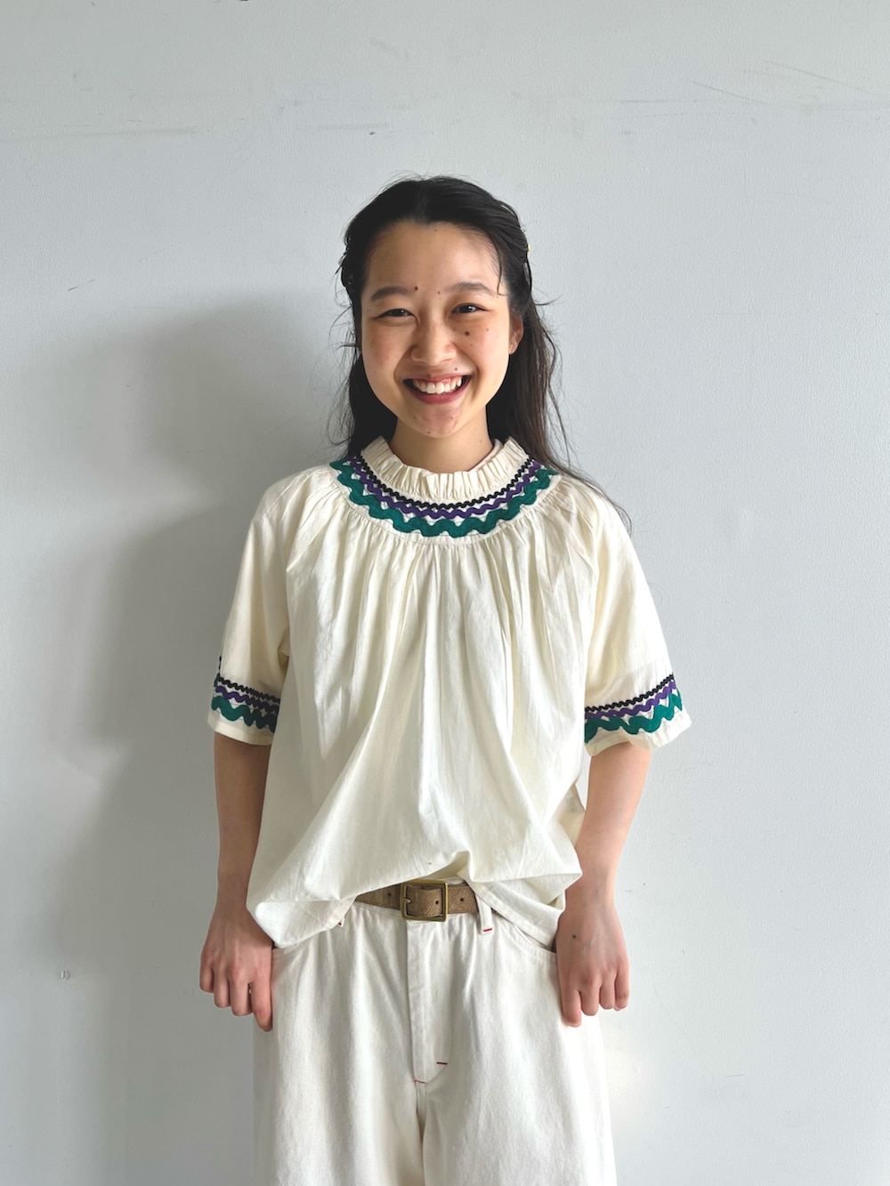 ホワイト系のシャツ/ブラウス、ホワイト系のその他パンツ、ベージュ系のローファーを着用したレディースの春コーディネートの4枚目の写真