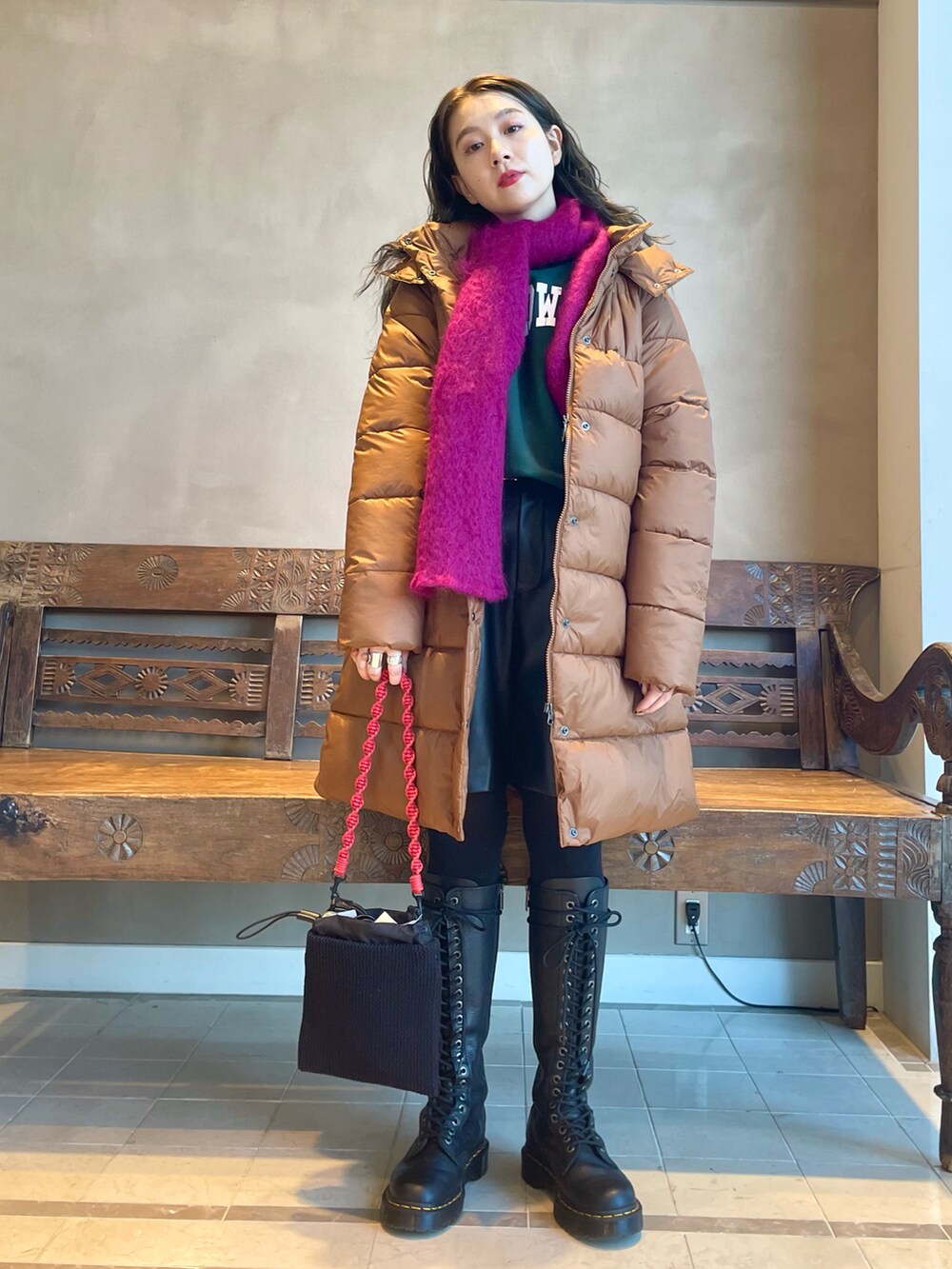 「スウェット、カジュアル、BEAMS、ロングブーツ、ドクターマーチン、BEAMS LIGHTS、THE NORTH FACE、パンツスタイル、秋コーデ、スクエアバッグ」｜「MANTAS EZCARAYのアイテム（ファッション雑貨、ピンク系）」を使った、ウエダ シホさん（レディース・157cm）の秋コーディネートの2枚目の写真
