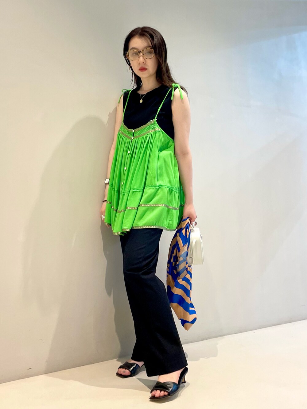 「夏、BEAMS、レイヤードスタイル、BEAMS LIGHTS、休日コーデ、シンプルコーデ、BEAMS BOY、オトナカジュアル、カラー×コーデ」｜「BEAMS LIGHTSのBEAMS LIGHTS / ポンチ トリコット セットアップ（その他トップス、ブラック系）」を使った、ウエダ シホさん（レディース・157cm）の春コーディネートの2枚目の写真