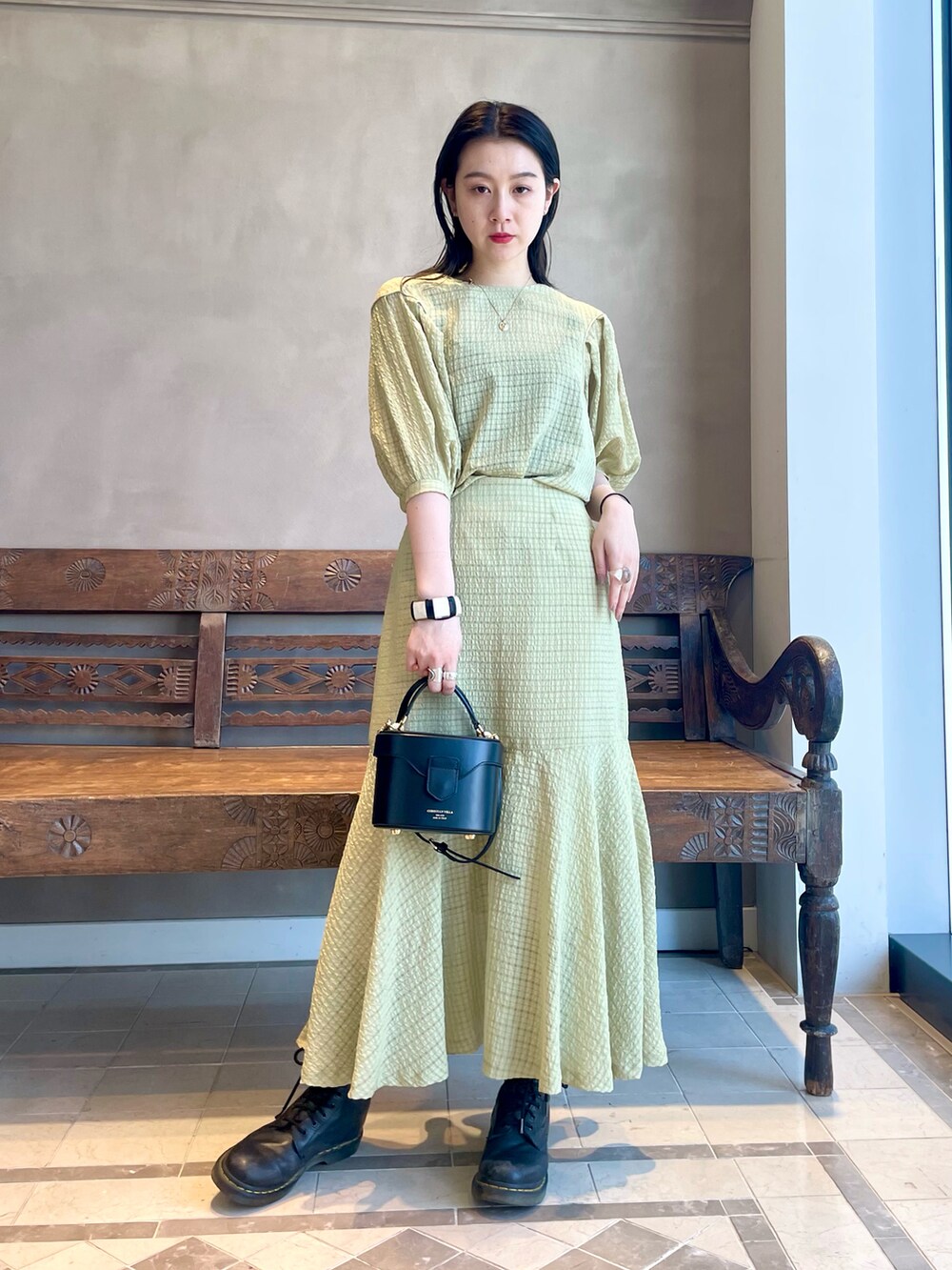 「カーディガン、セットアップ、グリーン、BEAMS、BEAMS LIGHTS、大人女子、シンプルコーデ、マーメイドスカート、春コーデ、シアートップス」｜「BEAMS LIGHTSのBEAMS LIGHTS / シアサッカー チェック ブラウス（シャツ/ブラウス、グリーン系）」を使った、ウエダ シホさん（レディース・157cm）の春コーディネートの2枚目の写真