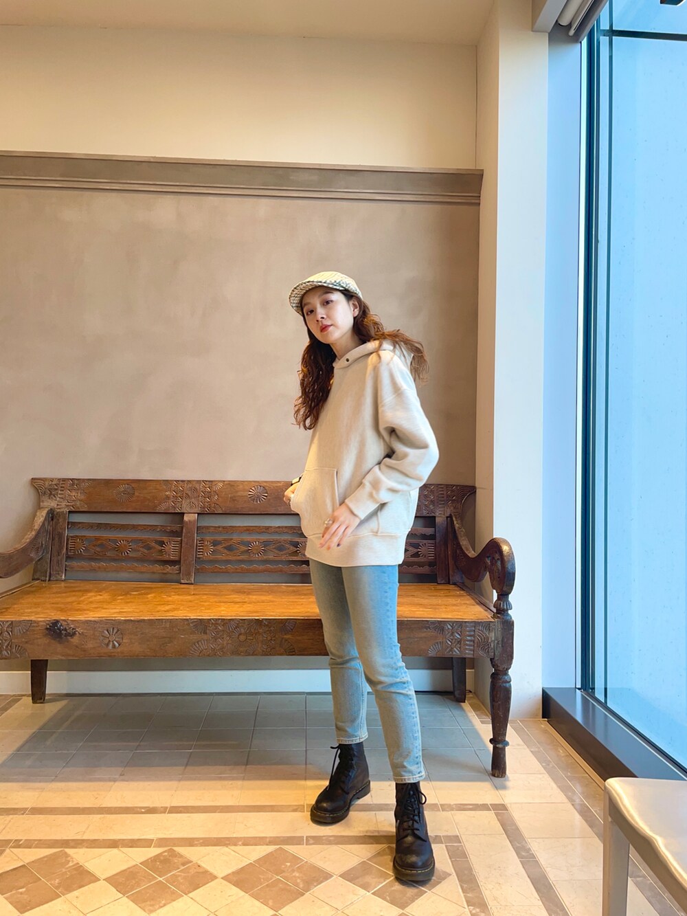 「ブーツ、BEAMS、ロングコート、大人カジュアル、ドクターマーチン、BEAMS LIGHTS、低身長、カジュアルコーデ、ゆるコーデ、チェック柄に恋してる」｜「BEAMS LIGHTSのBEAMS LIGHTS / 裏毛スウェット プルオーバー パーカ（パーカー、ホワイト系）」を使った、ウエダ シホさん（レディース・157cm）の秋コーディネートの4枚目の写真