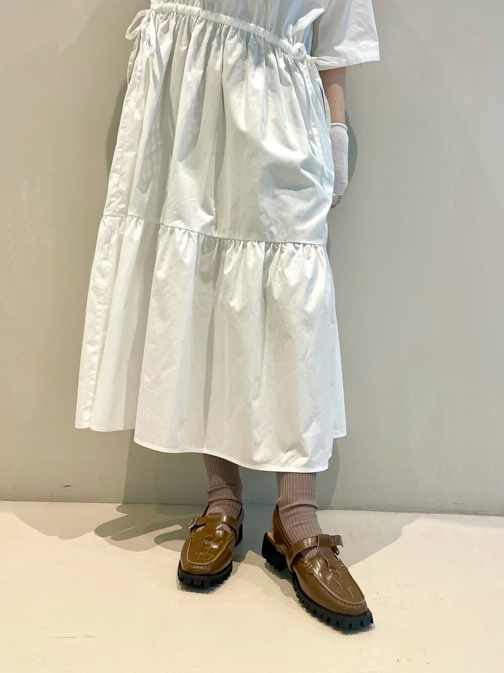 「休日スタイル」｜「BEAMS LIGHTSのBEAMS LIGHTS / コットン ティアード ハーフスリーブ ワンピース（ワンピース、ホワイト系）」を使った、ウエダ シホさん（レディース・157cm）の春コーディネートの4枚目の写真