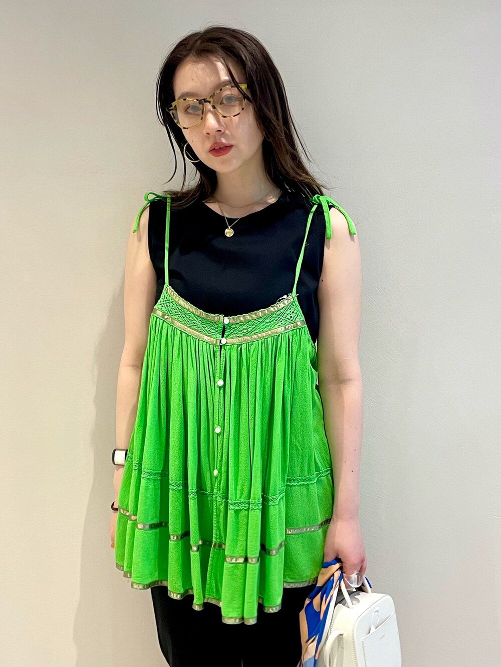 「夏、BEAMS、レイヤードスタイル、BEAMS LIGHTS、休日コーデ、シンプルコーデ、BEAMS BOY、オトナカジュアル、カラー×コーデ」｜「BEAMS LIGHTSのBEAMS LIGHTS / ポンチ トリコット セットアップ（その他トップス、ブラック系）」を使った、ウエダ シホさん（レディース・157cm）の春コーディネートの3枚目の写真