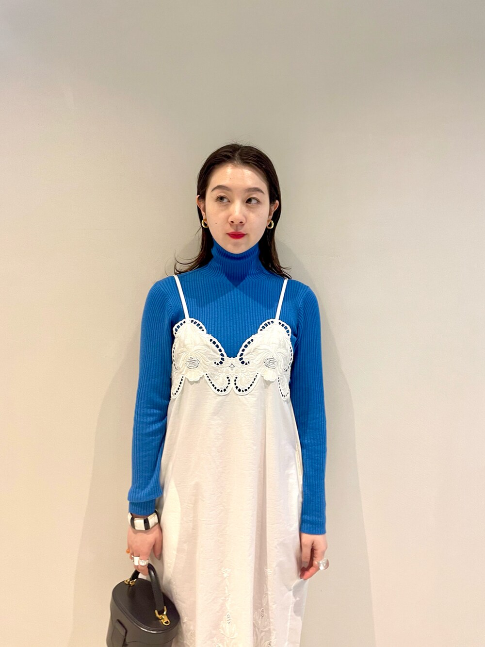 「カラーパンツ」｜「BEAMS LIGHTSのBEAMS LIGHTS / 14ゲージ リブ タートルネック ニット（ニット/セーター、ブルー系）」を使った、ウエダ シホさん（レディース・157cm）の冬コーディネートの4枚目の写真